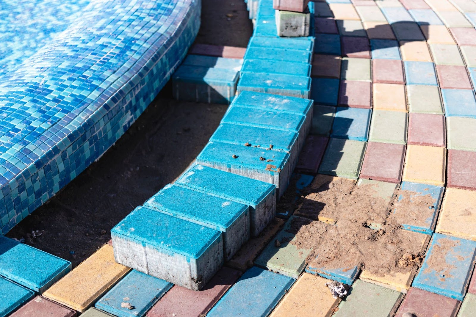 Why Does Hiring The Right Swimming Pool Contractor Matter?